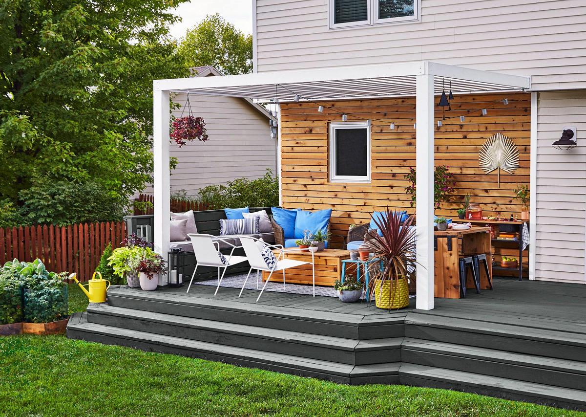 Optimizing Your Small Outdoor Space: Choosing Furniture